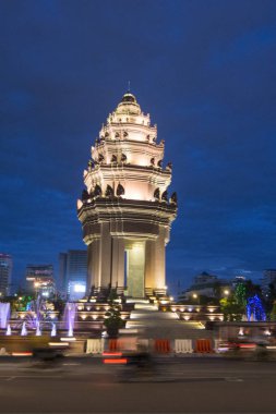 Sihanouk Boulevard içinde şehir Phnom Penh Kamboçya Bağımsızlık Anıtı görünümünü