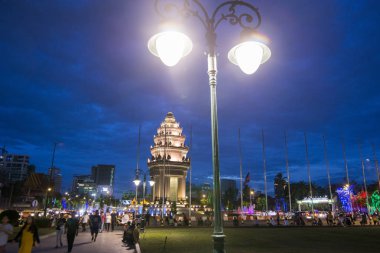 Kamboçya, Phnom Penh - 16 Aralık 2017: Sihanouk Boulevard Bağımsızlık Anıtı