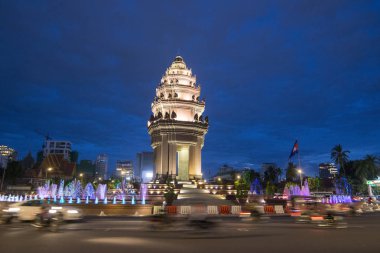 Sihanouk Boulevard içinde şehir Phnom Penh Kamboçya Bağımsızlık Anıtı görünümünü