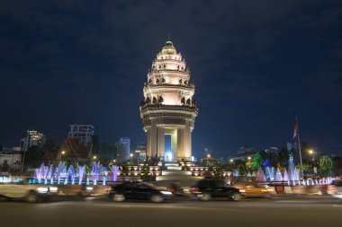 Sihanouk Boulevard içinde şehir Phnom Penh Kamboçya Bağımsızlık Anıtı görünümünü 