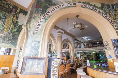 Kamboçya, Phnom Penh-16 Aralık 2017: koloni tarzı Sisowath Quay restoranda 