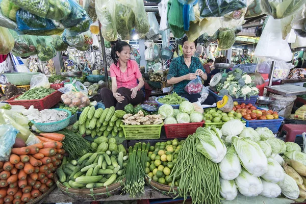 Kamboçya, Phnom Penh, 16 Aralık 2017: kadın Merkezi Pazar veya Psar Thmei Pazar balık pazarında
