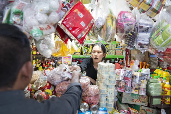 Phnom Penh Camboja Dezembro 2017 Pessoas Comprando Comida Asiática Mercado — Fotografia de Stock