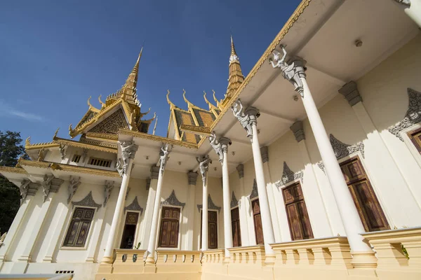Phnom Penh, Kamboçya - 30 Kasım 2017: Taht salonu Kraliyet Sarayı 