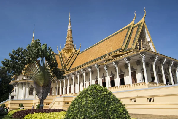 Phnom Penh Kambodza Marraskuuta 2017 Kuninkaallisen Palatsin Valtaistuinsali — kuvapankkivalokuva