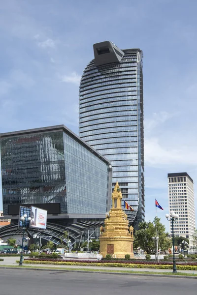 Cambodia, Phnom Penh - December 16, 2017: Vattanac Capital Tower near Phnom Penh Railway Station — Stock Image Cambodia Phnom Penh December 2017 Vattanac Capital Tower Phnom Penh Stock Picture