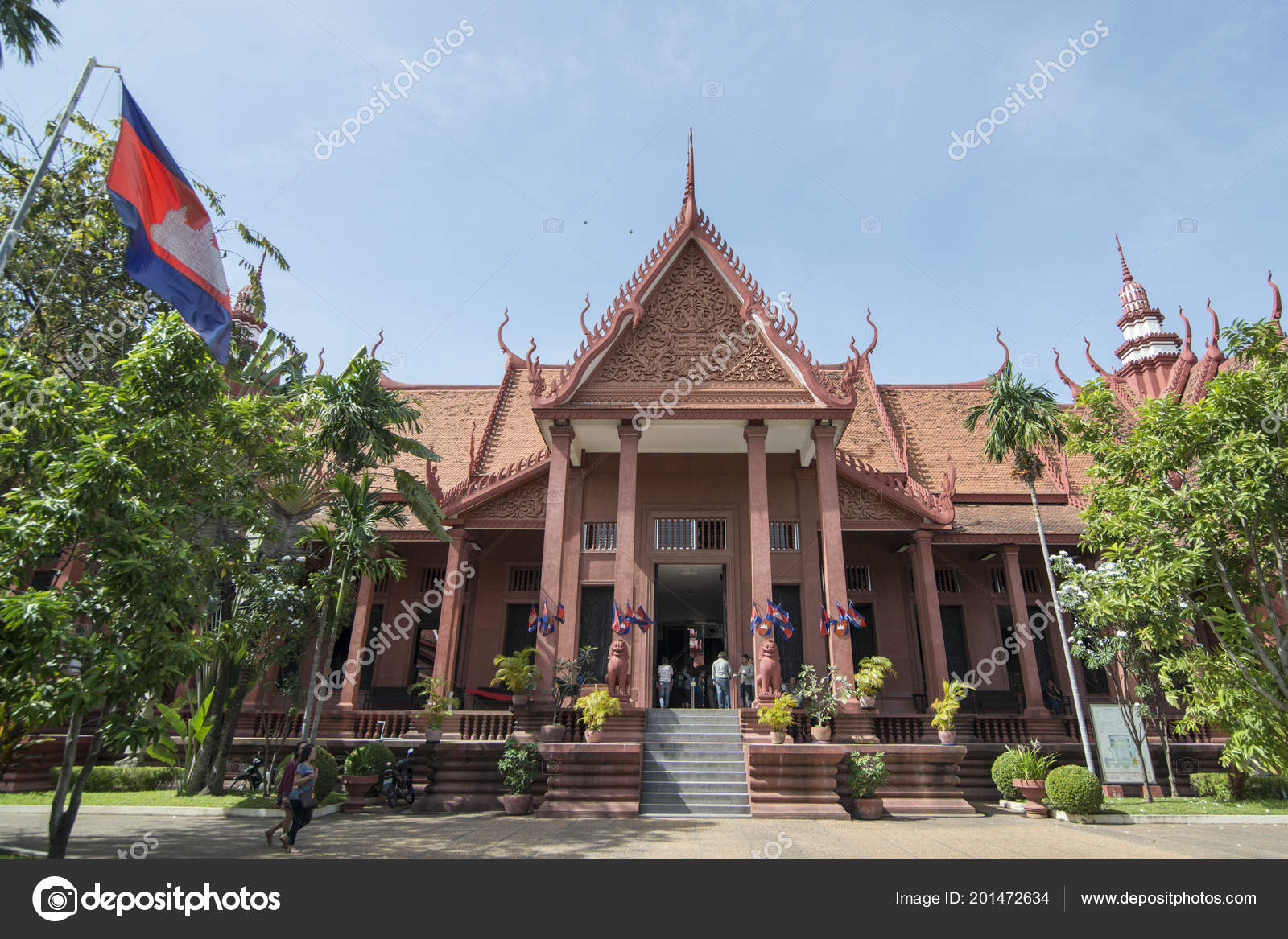 柬埔寨金边2017年11月30日前往柬埔寨国家博物馆的人—— 库存社论照片© urf #201472634