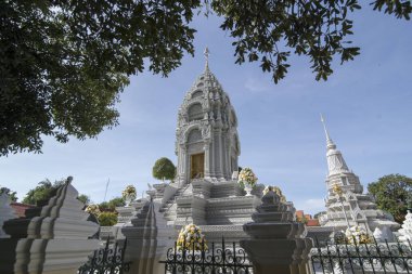 Phnom Penh, Kamboçya - 30 Kasım 2017: Stupa, Kral petrol Sihanouk Kraliyet Sarayı'nın gümüş pagoda