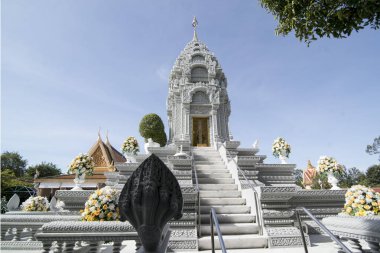 Phnom Penh, Kamboçya - 30 Kasım 2017: Stupa, Kral petrol Sihanouk Kraliyet Sarayı'nın gümüş pagoda