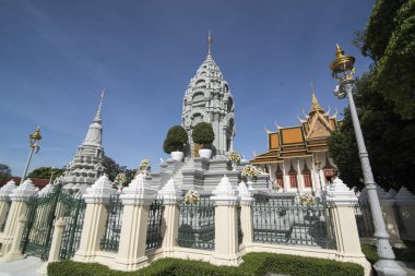 Phnom Penh, Kamboçya - 30 Kasım 2017: Stupa, Kral petrol Sihanouk Kraliyet Sarayı'nın gümüş pagoda