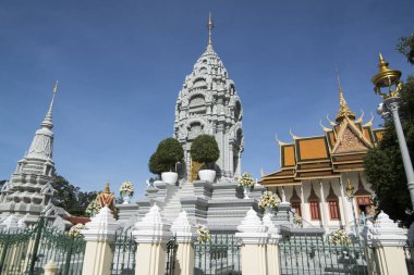 Phnom Penh, Kamboçya - 30 Kasım 2017: Stupa, Kral petrol Sihanouk Kraliyet Sarayı'nın gümüş pagoda