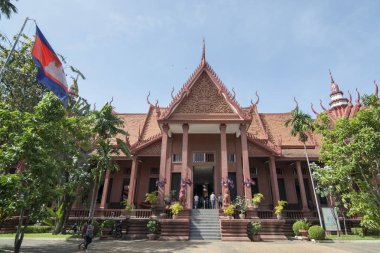 Phnom Penh, Kamboçya - 30 Kasım 2017: Kamboçya Ulusal müzeye gidiyor insanlar