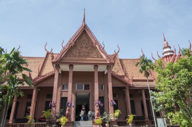 Phnom Penh, Kamboçya - 30 Kasım 2017: Kamboçya Ulusal müzeye gidiyor insanlar