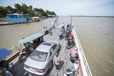 Phnom Penh, Kamboçya - 30 Kasım 2017: otomobil ve motosiklet feribot otomobil ve motosiklet, Mekong Nehri üzerinde sürme insanlar 