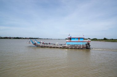 Phnom Penh, Kamboçya - 30 Kasım 2017: otomobil ve motosiklet feribot otomobil ve motosiklet, Mekong Nehri üzerinde sürme insanlar 