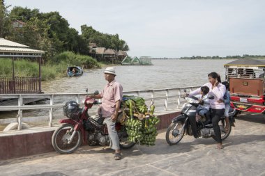 Phnom Penh, Kamboçya - tercihine 30, 2017: aile arasında otomobil ve motosiklet, Mekong Nehri feribot sürme 