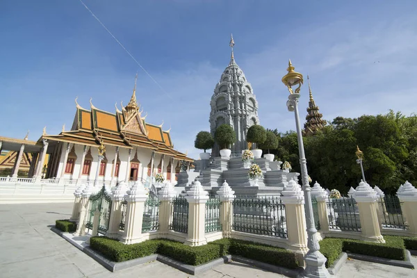 Phnom Penh, Kamboçya - 30 Kasım 2017: Stupa, Kral petrol Sihanouk Kraliyet Sarayı'nın gümüş pagoda