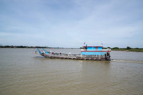 Phnom Penh Cambodia November 2017 People Riding Cars Motorbikes Ferry — Stock Photo, Image