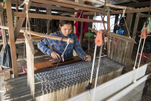 Phnom Penh Camboya Noviembre 2017 Mujer Que Trabaja Fábrica Tejidos — Foto de Stock