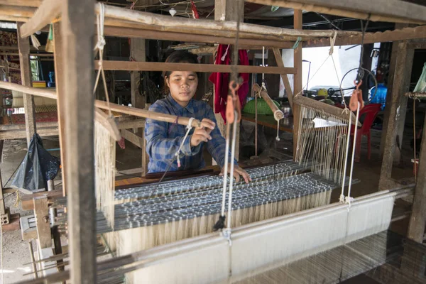 Phnom Penh Cambodia November 2017 Woman Working Silk Weaving Factory — Stock Photo, Image