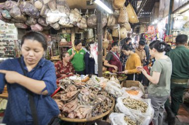Phnom Penh, Kamboçya - Decenber 1, 2017: Orta Asya gıda satan insanlar Psar Thmei Pazar. 