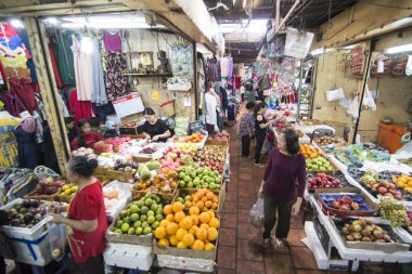 Phnom Penh, Kamboçya - Decenber 1, 2017: Orta Asya gıda alışveriş insanlar Psar Thmei Pazar. 