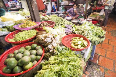 Phnom Penh, Kamboçya - Decenber 1, 2017: Orta Asya gıda satan insanlar Psar Thmei Pazar. 
