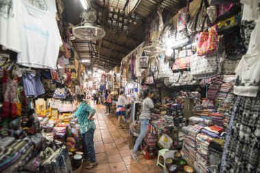 Phnom Penh, Kamboçya - Decenber 1, 2017: insanlar alışveriş merkezi Psar Thmei Pazar. 
