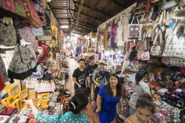Phnom Penh, Kamboçya - Decenber 1, 2017: insanlar alışveriş merkezi Psar Thmei Pazar. 