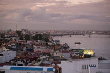 Sisowath Quay içinde şehir Phnom Penh, Kamboçya, Tonle Sap Nehri'nin görünümü