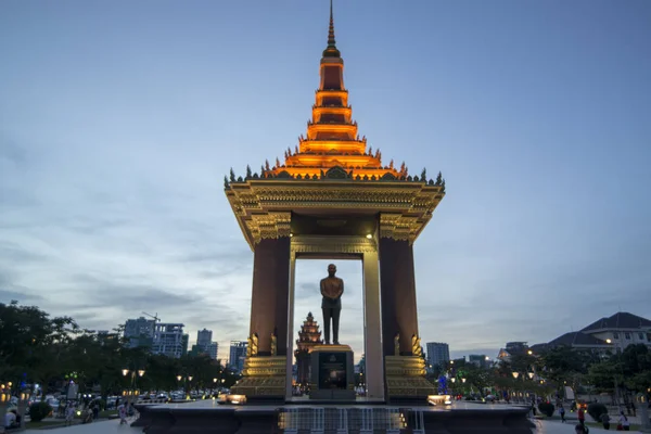 Estatua Monumento Del Rey Norodom Sihanouk Sihanouk Bouelvard Ciudad Phnom —  Fotos de Stock
