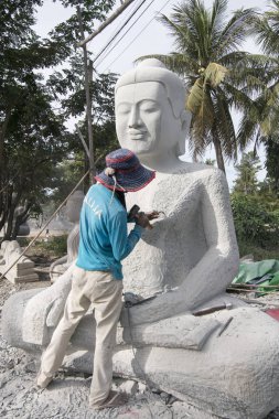 Kamboçya, Kampong Thom - Kasım, 2017: Buda oyma fabrikada Kakaoh köyü Kamboçya Kampong Thom şehir doğusunda
