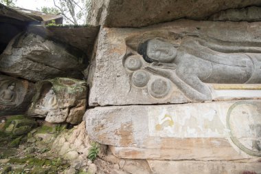 Oyma kumtaşı Buda resim tapınağında Phnom Santuk Kamboçya Kampong Thom şehir