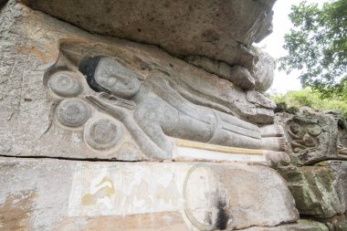 Oyma kumtaşı Buda resim tapınağında Phnom Santuk Kamboçya Kampong Thom şehir