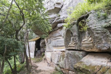 Oyma kumtaşı Buda resim tapınağında Phnom Santuk Kamboçya Kampong Thom şehir