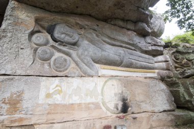 Oyma kumtaşı Buda resim tapınağında Phnom Santuk Kamboçya Kampong Thom şehir