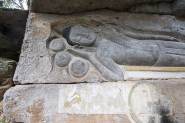 Oyma kumtaşı Buda resim tapınağında Phnom Santuk Kamboçya Kampong Thom şehir