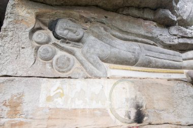 Oyma kumtaşı Buda resim tapınağında Phnom Santuk Kamboçya Kampong Thom şehir