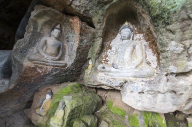 Oyma kumtaşı Buda resim tapınağında Phnom Santuk Kamboçya Kampong Thom şehir