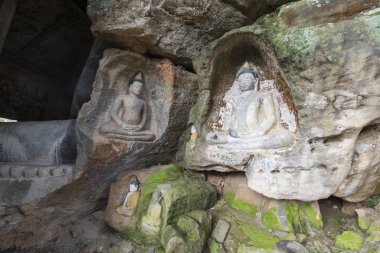 Oyma kumtaşı Buda resim tapınağında Phnom Santuk Kamboçya Kampong Thom şehir