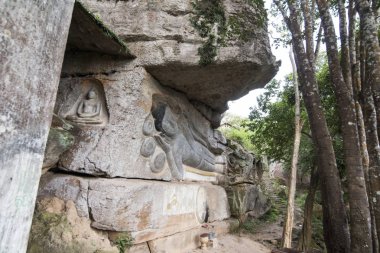 Oyma kumtaşı Buda resim tapınağında Phnom Santuk Kamboçya Kampong Thom şehir