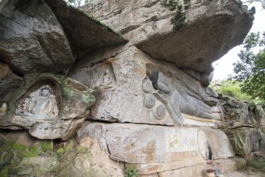 Oyma kumtaşı Buda resim tapınağında Phnom Santuk Kamboçya Kampong Thom şehir