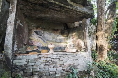 Oyma kumtaşı Buda resim tapınağında Phnom Santuk Kamboçya Kampong Thom şehir