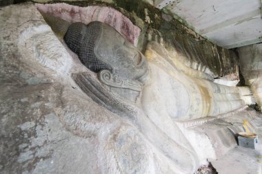 Oyma kumtaşı Buda resim tapınağında Phnom Santuk Kamboçya Kampong Thom şehir