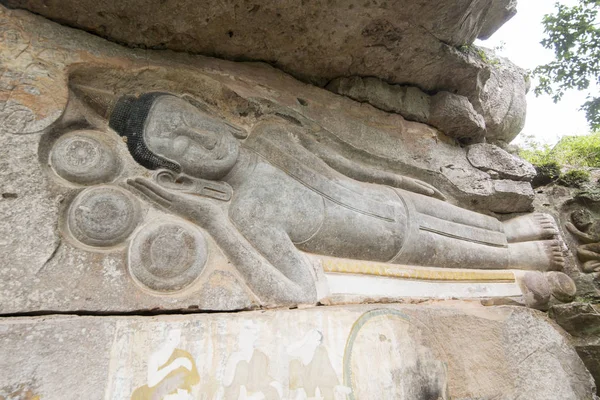 Oyma kumtaşı Buda resim tapınağında Phnom Santuk Kamboçya Kampong Thom şehir