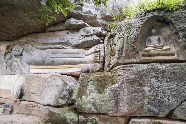 Oyma kumtaşı Buda resim tapınağında Phnom Santuk Kamboçya Kampong Thom şehir
