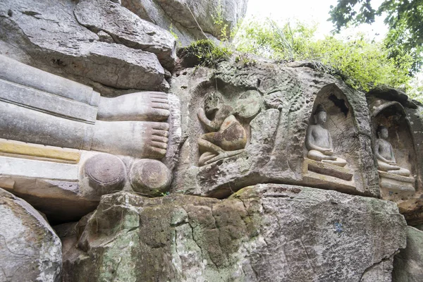 Oyma kumtaşı Buda resim tapınağında Phnom Santuk Kamboçya Kampong Thom şehir