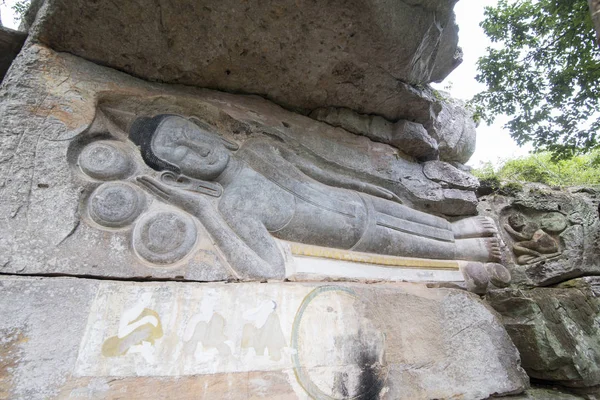 Oyma kumtaşı Buda resim tapınağında Phnom Santuk Kamboçya Kampong Thom şehir