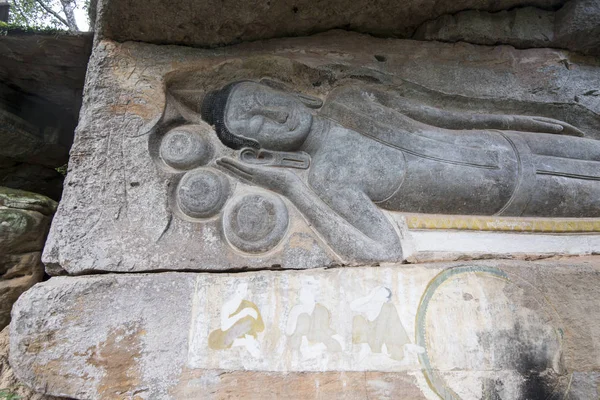 Oyma kumtaşı Buda resim tapınağında Phnom Santuk Kamboçya Kampong Thom şehir