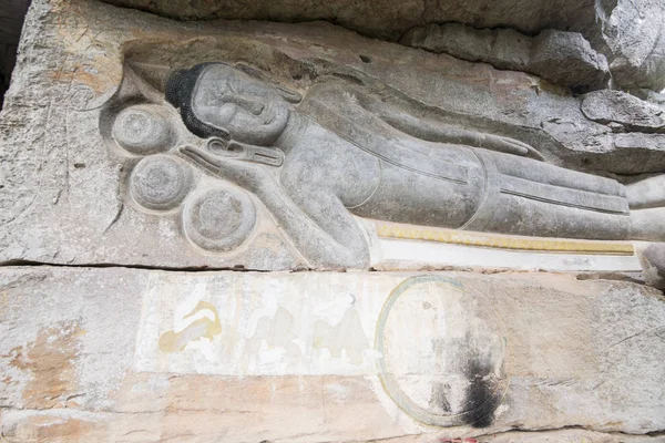 Imagem Buda Arenito Esculpida Templo Phnom Santuk Perto Cidade Kampong — Fotografia de Stock